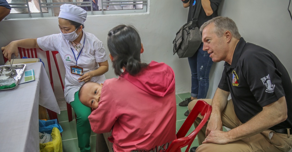 US Ambassador to Vietnam visits Hoa Quy Medical Station in Vietnam during Pacific Partnership
