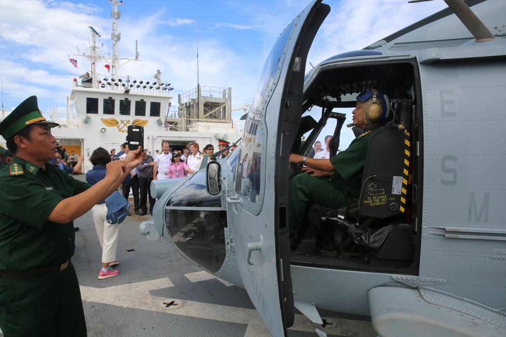 Vietnamese military and government leaders tour USNS Mercy during Pacific Partnership