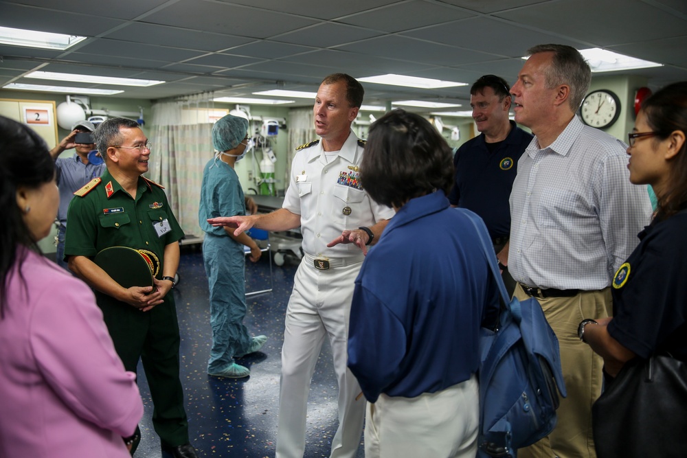 Vietnamese military and government leaders tour USNS Mercy during Pacific Partnership
