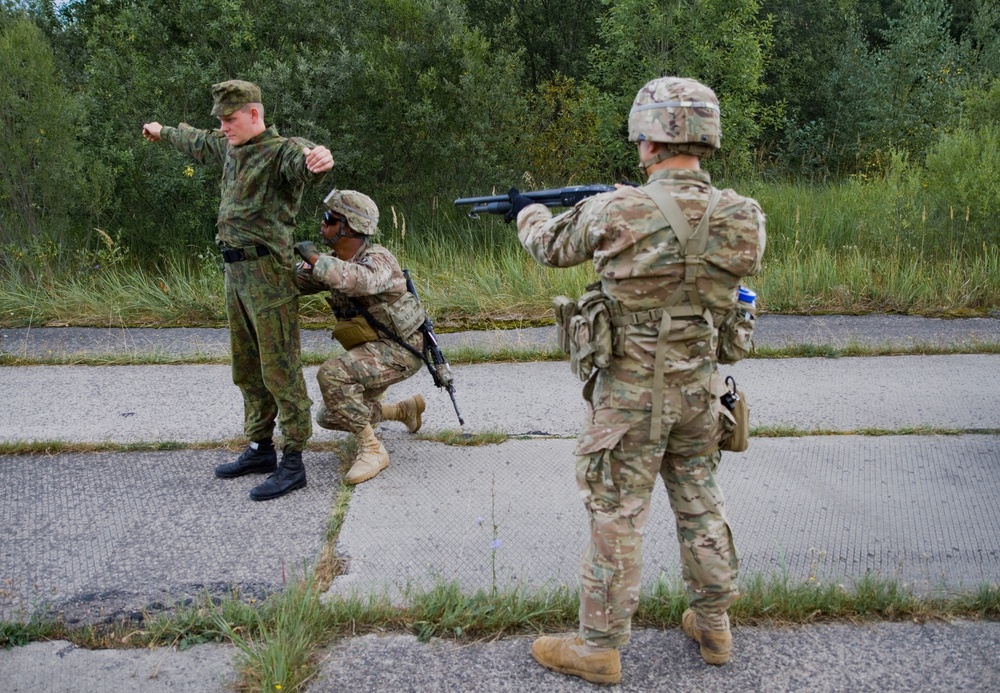 Breaking down barriers: US and Lithuanian forces trade knowledge