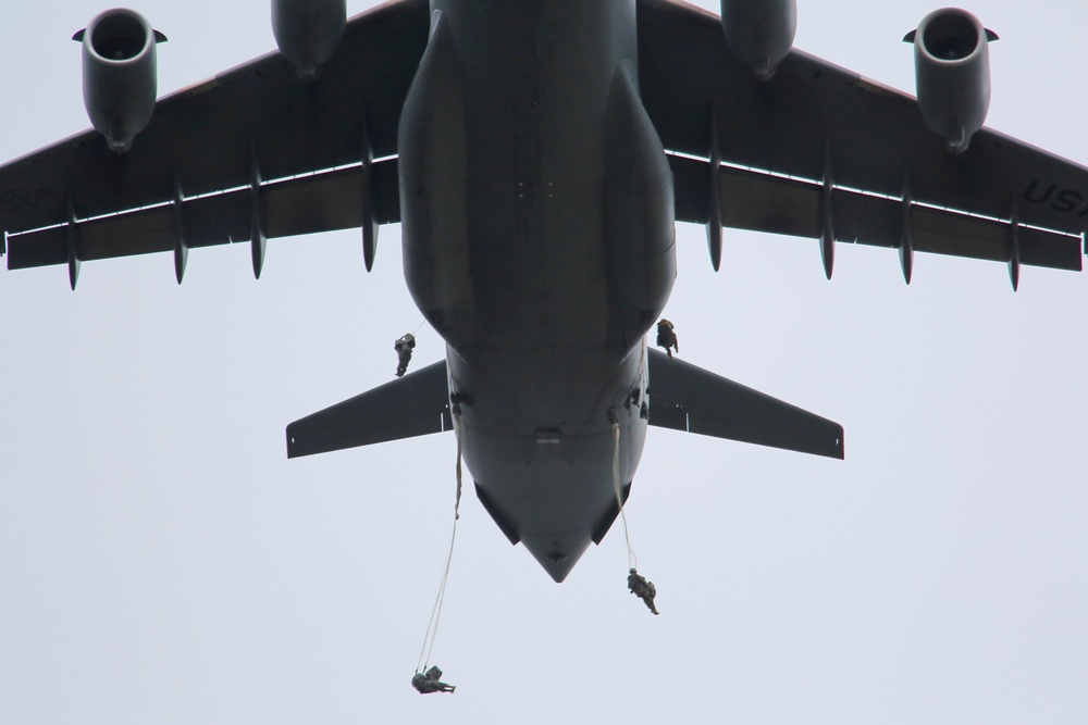 Pacific Airlift Rally 2015 joint jump training