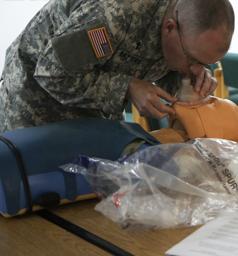 Army Reserve’s 345th CSH holds CPR certification class in Kosovo