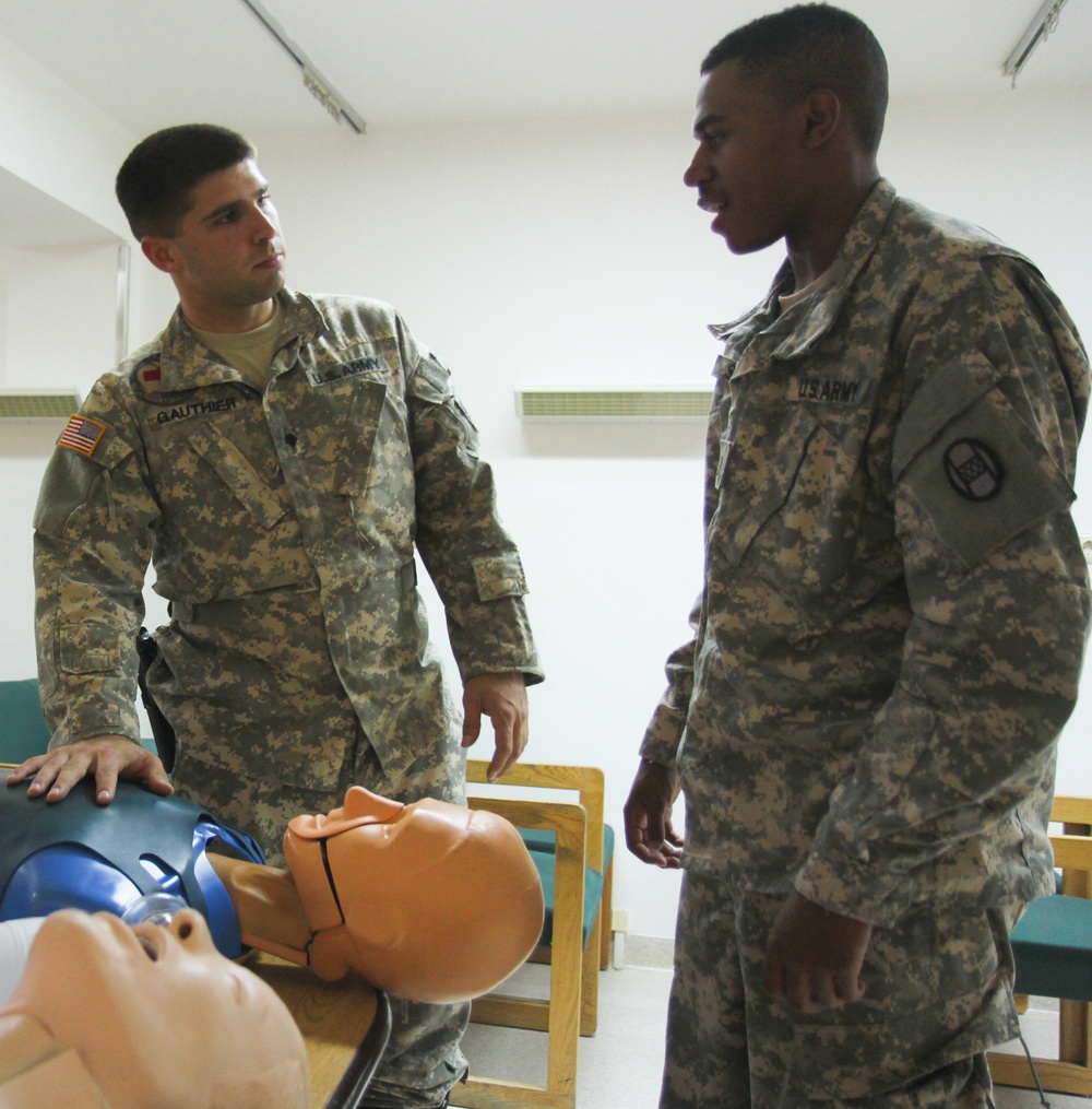 Army Reserve’s 345th CSH holds CPR certification class in Kosovo