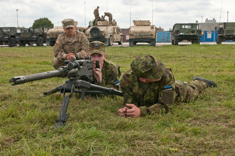 Estonian joins US troops, shoots big guns