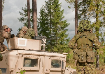 Estonian joins U.S. troops, shoots big guns