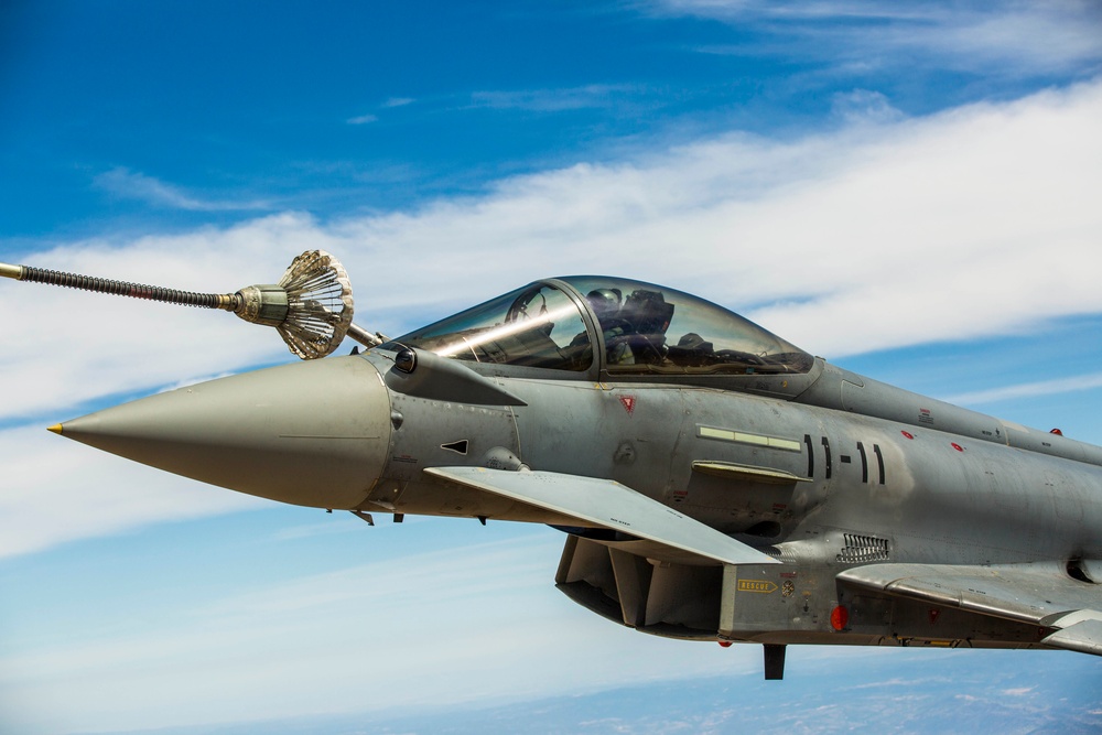 US Marines fuel Spanish fighters mid-flight