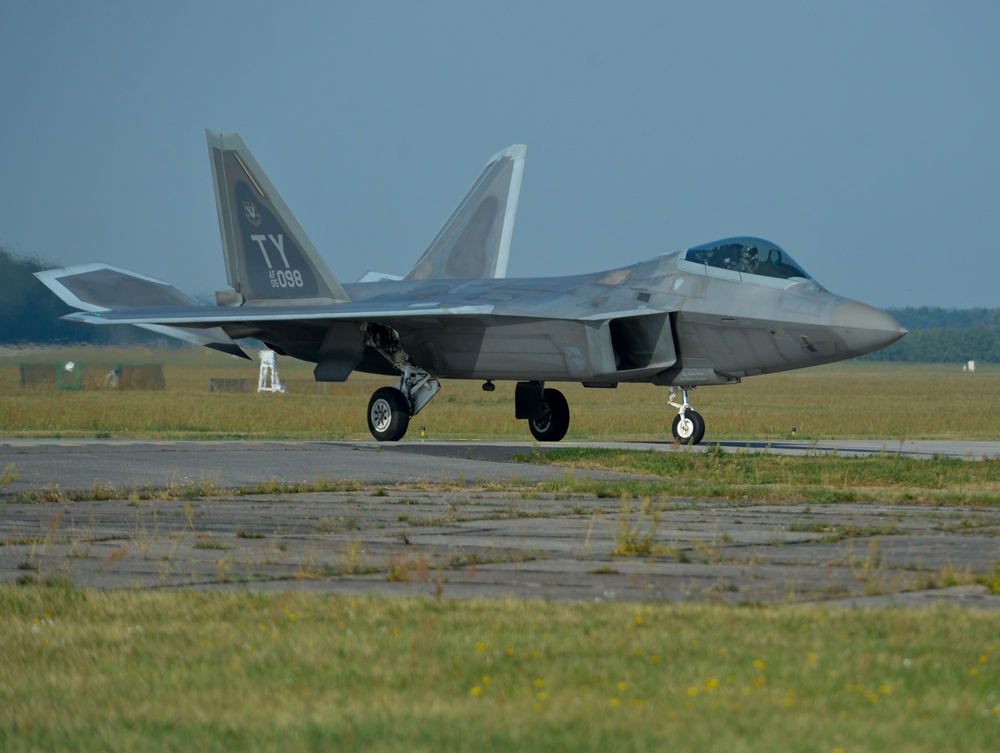 F-22s arrive in Poland