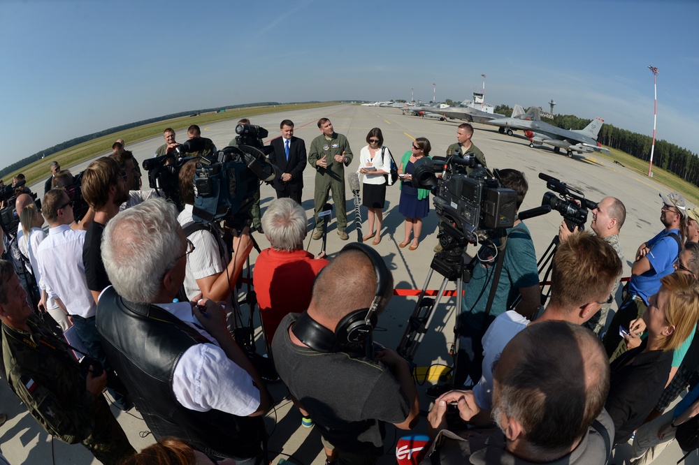 F-22s arrive in Poland