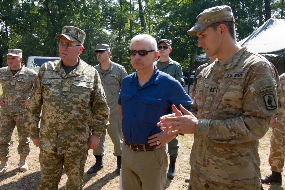 Rhode Island senator visits US paratroopers in Ukraine