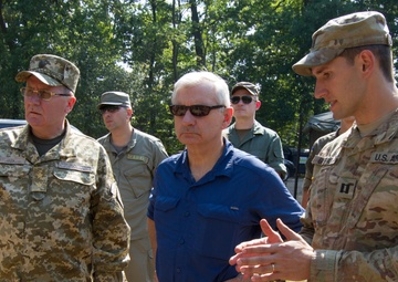 Rhode Island senator visits US paratroopers in Ukraine