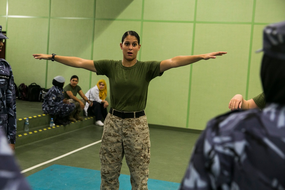Female US, Qatari service members share tactics