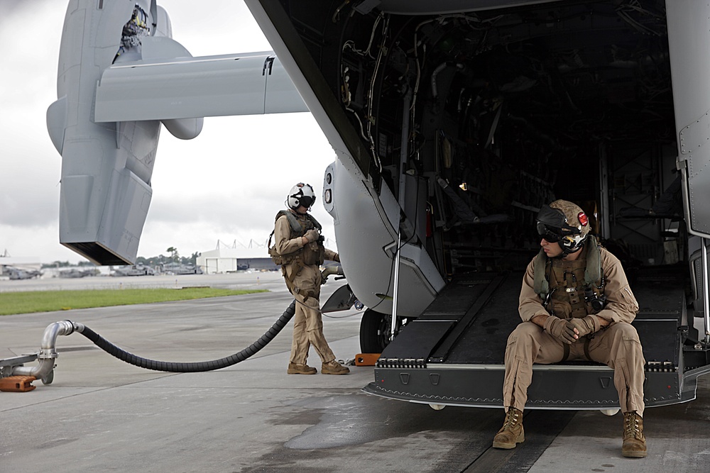 VMM-365 and MARSOC conduct parachute operations