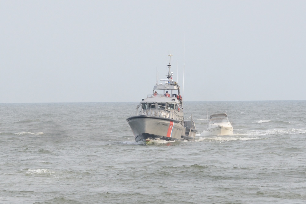 Coast Guard tows boat after Atlantic City Airshow