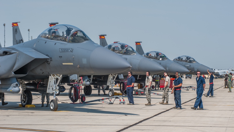 F-15s arrive at Gowen Field