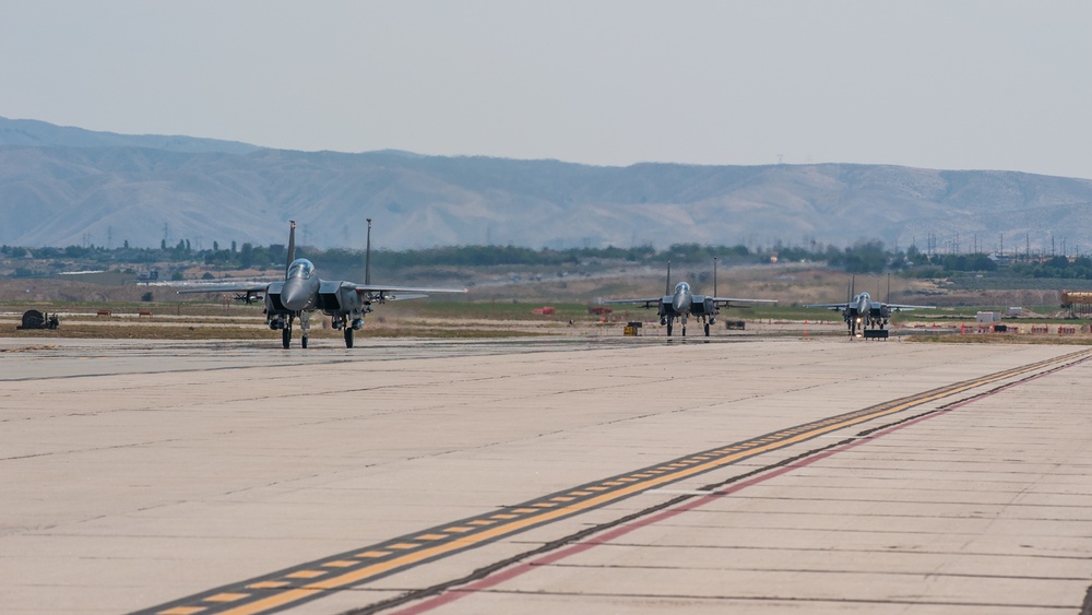 F-15s arrive at Gowen Field