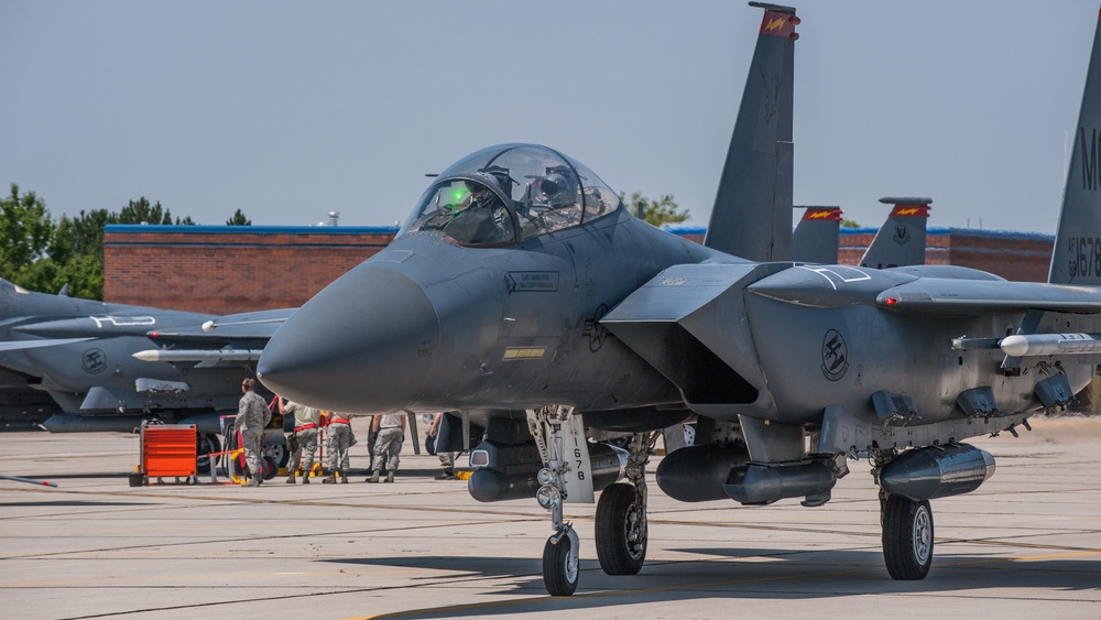 F-15s arrive at Gowen Field