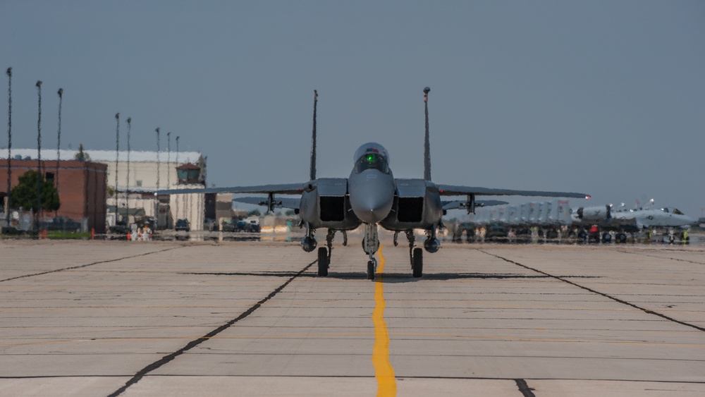 F-15s arrive at Gowen Field