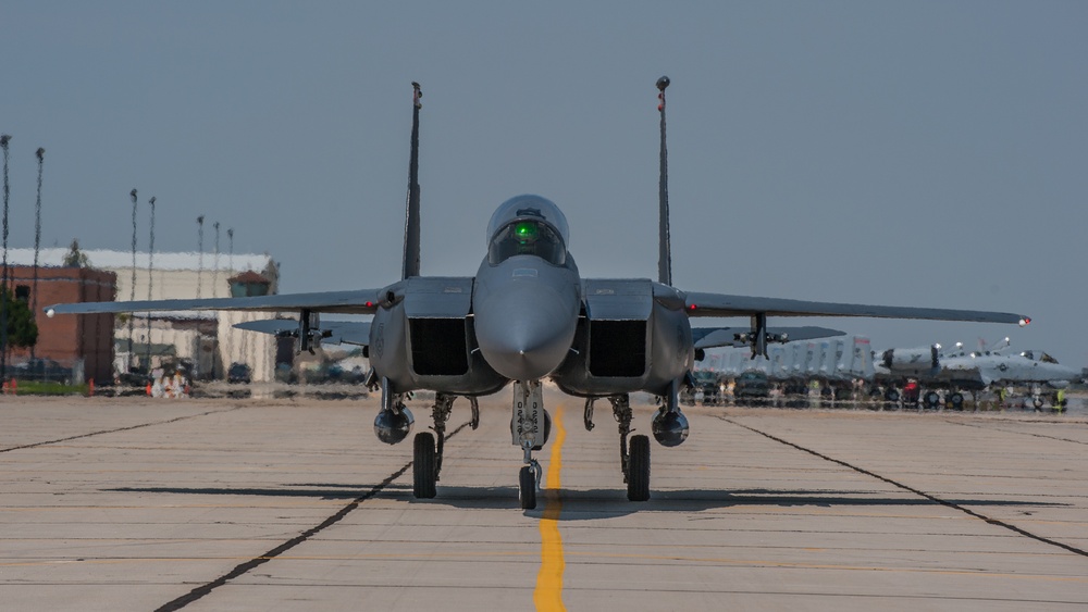 F-15s arrive at Gowen Field