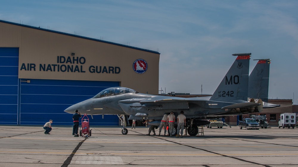 F-15s arrive at Gowen Field