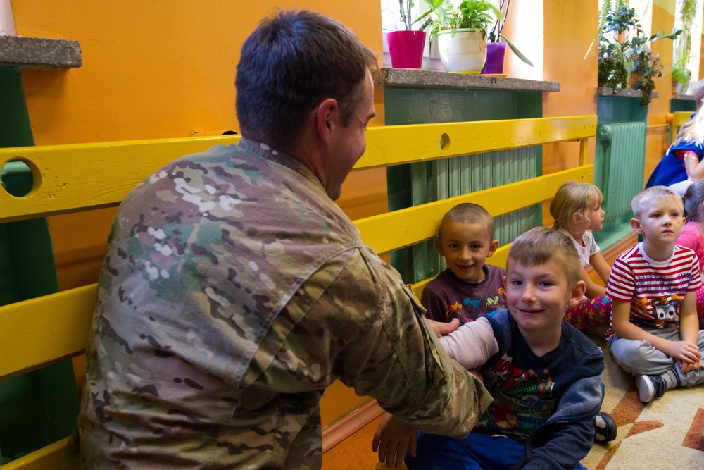 Soldiers visit students