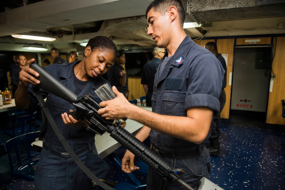 USS Rushmore Sailor receives weapons training