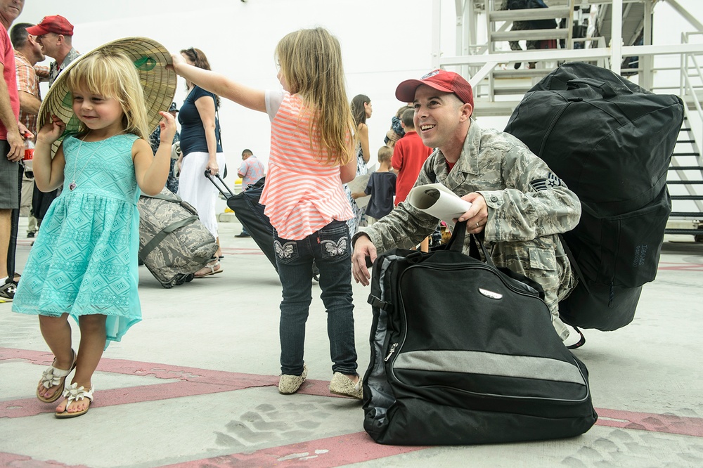 USNS Mercy arrives in Guam during Pacific Partnership 2015