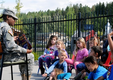 Soldiers visit local community center