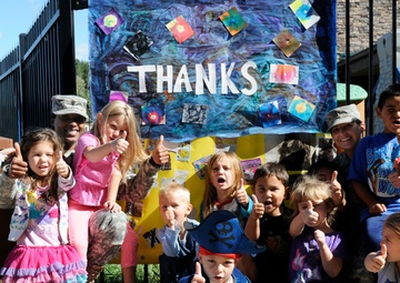 Soldiers visit local community center