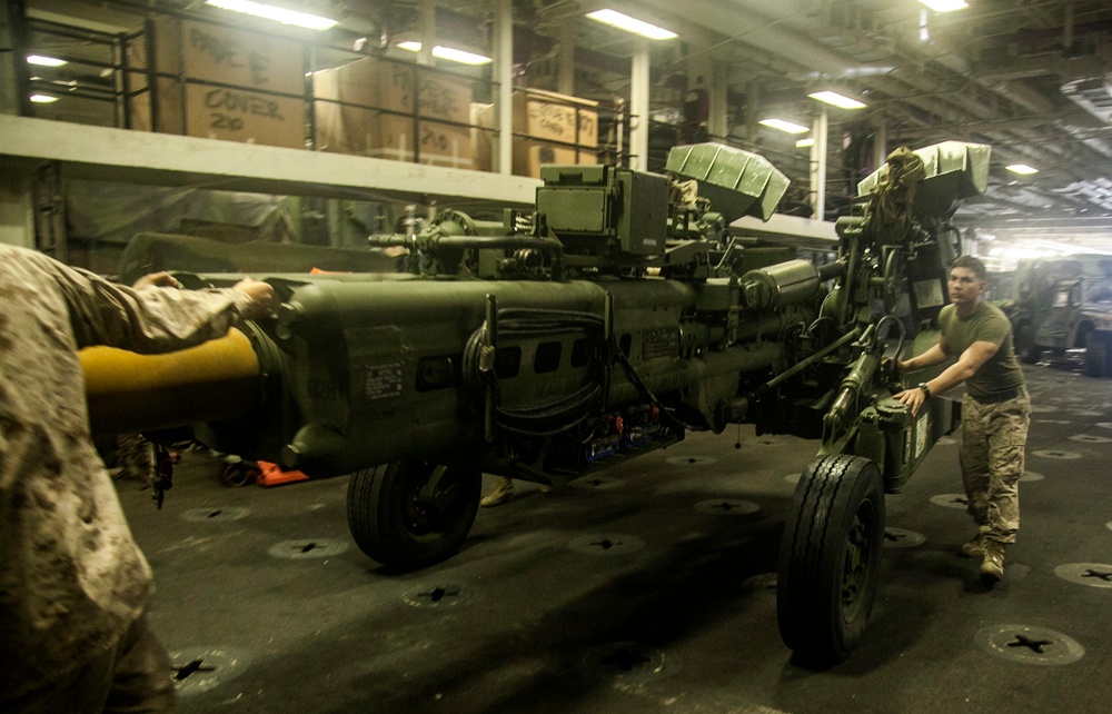 DVIDS - Images - 15th MEU Marines load howitzers on USS Essex [Image 1 ...