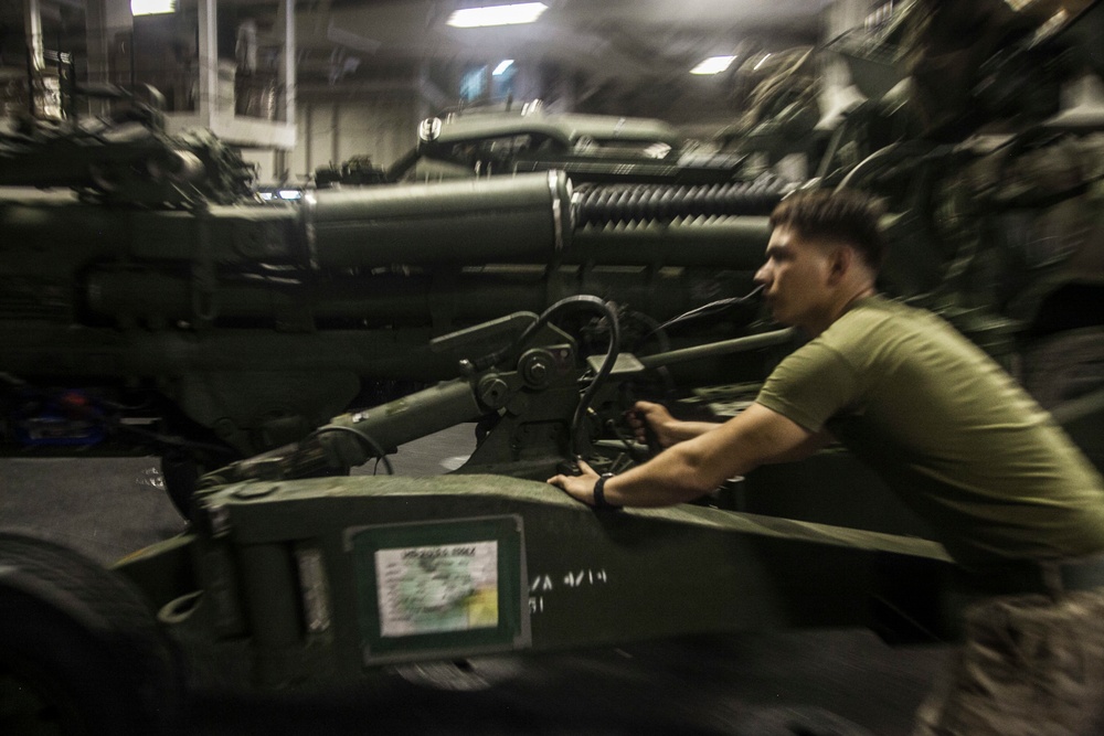 DVIDS - Images - 15th MEU Marines load howitzers on USS Essex [Image 2 ...