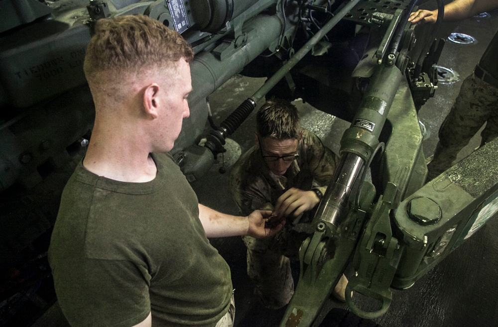 DVIDS - Images - 15th MEU Marines load howitzers on USS Essex [Image 4 ...