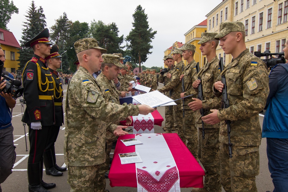 Paratroopers attend Ukrainian swearing-in ceremony