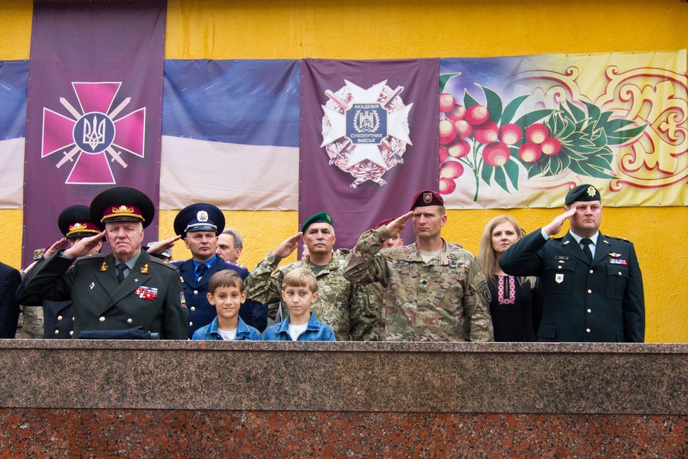 Paratroopers attend Ukrainian swearing-in ceremony