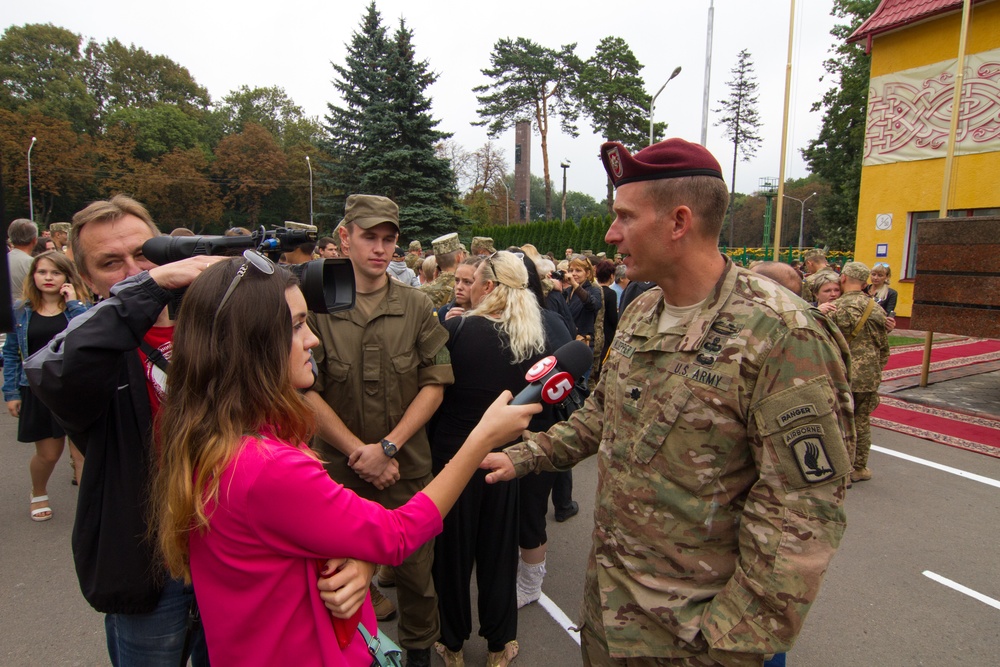 Paratroopers attend Ukrainian swearing-in ceremony