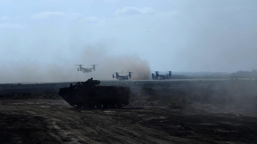 Fighting Fifth Marines blitz Camp Pendleton beach