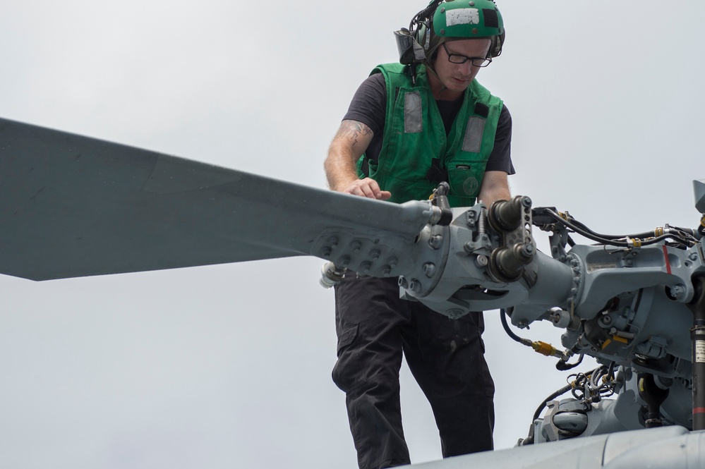USS Chancellorsville sailor conducts rotor head check