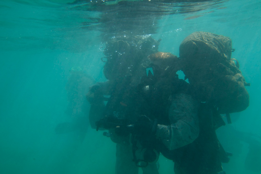 Recon Marines dive below Aruban waters