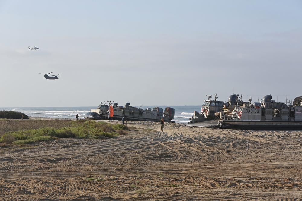 Marines conduct amphibious landing during Exercise Dawn Blitz