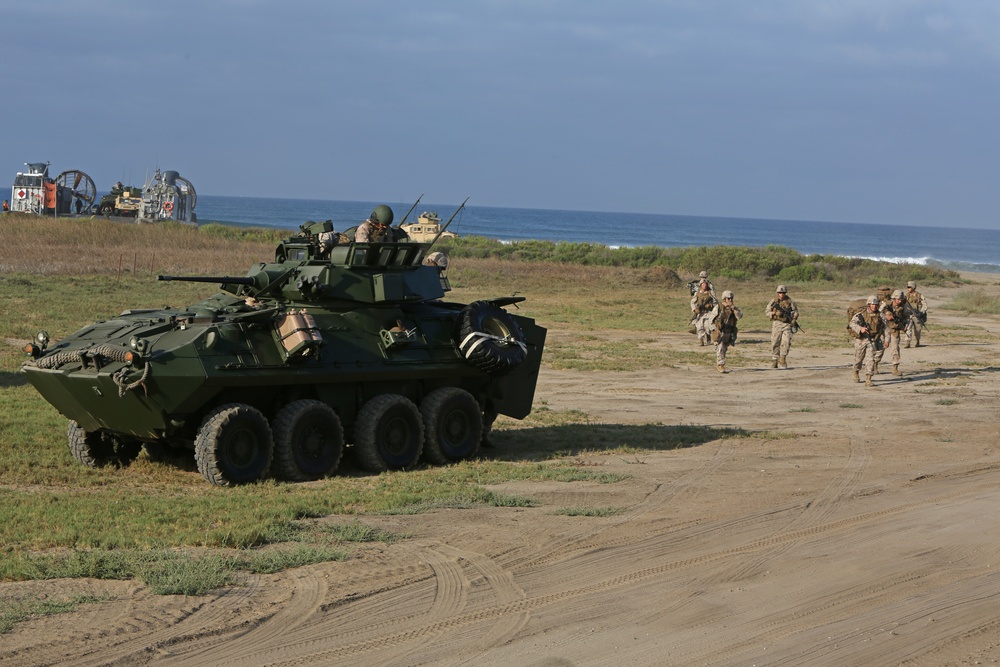 Marines conduct amphibious landing during Exercise Dawn Blitz