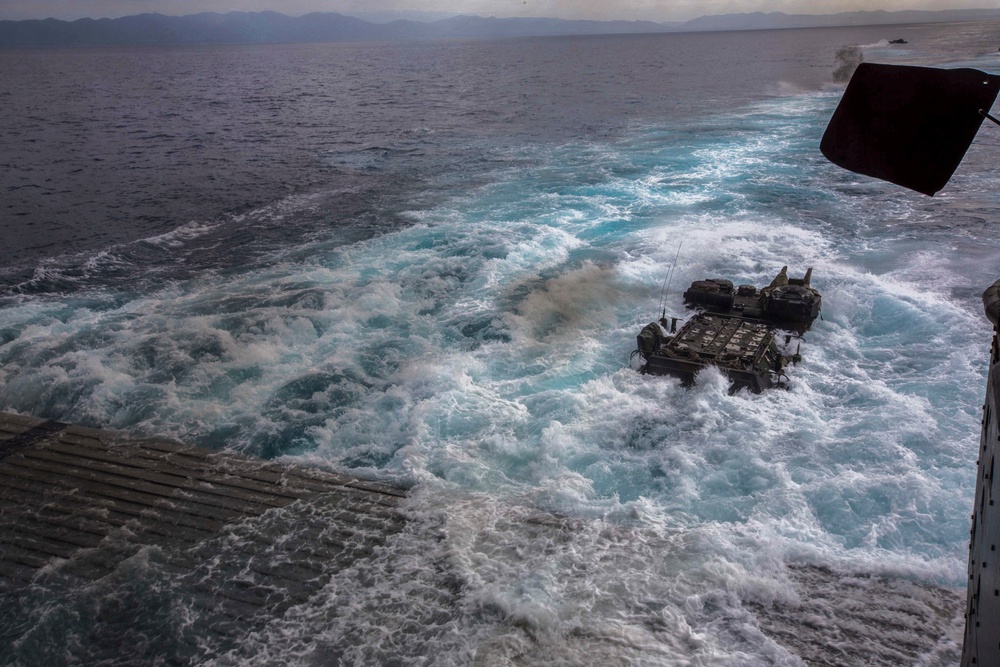 Marines conduct amphibious landing during Exercise Dawn Blitz