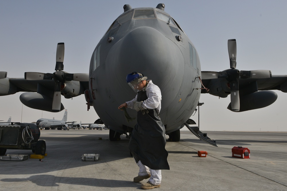 Reserve Airmen maintain C-130s keeping  AFCENT air operations steady