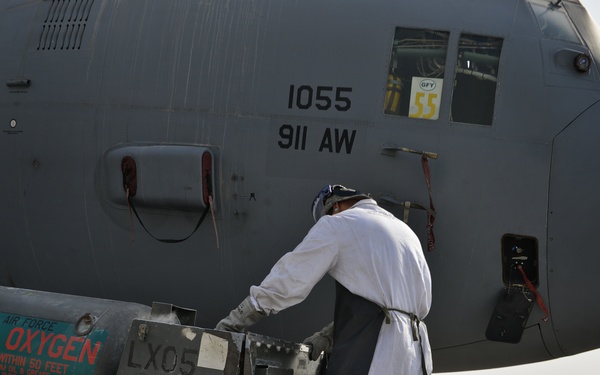 Reserve Airmen maintain C-130s keeping AFCENT air operations steady