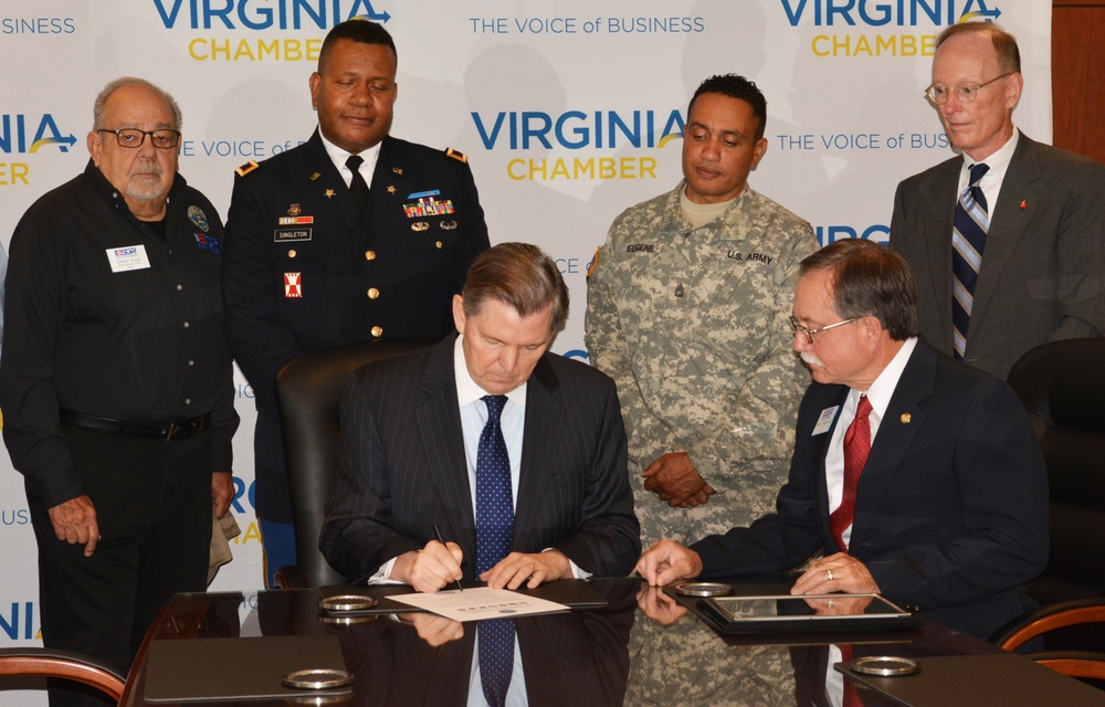 Virginia Chamber of Commerce president signs statement of support for citizen Soldiers