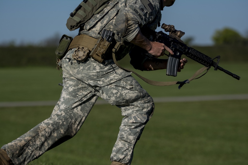 Move and shoot: International soldiers compete in rifle match