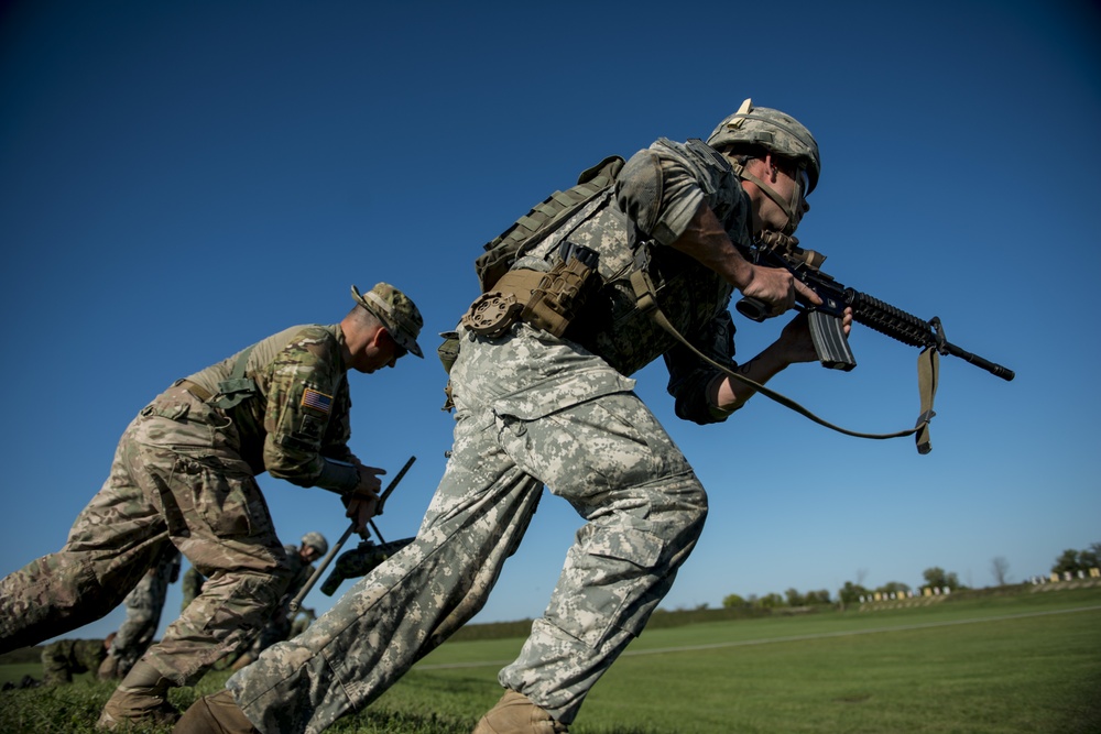 Move and shoot: International soldiers compete in rifle match