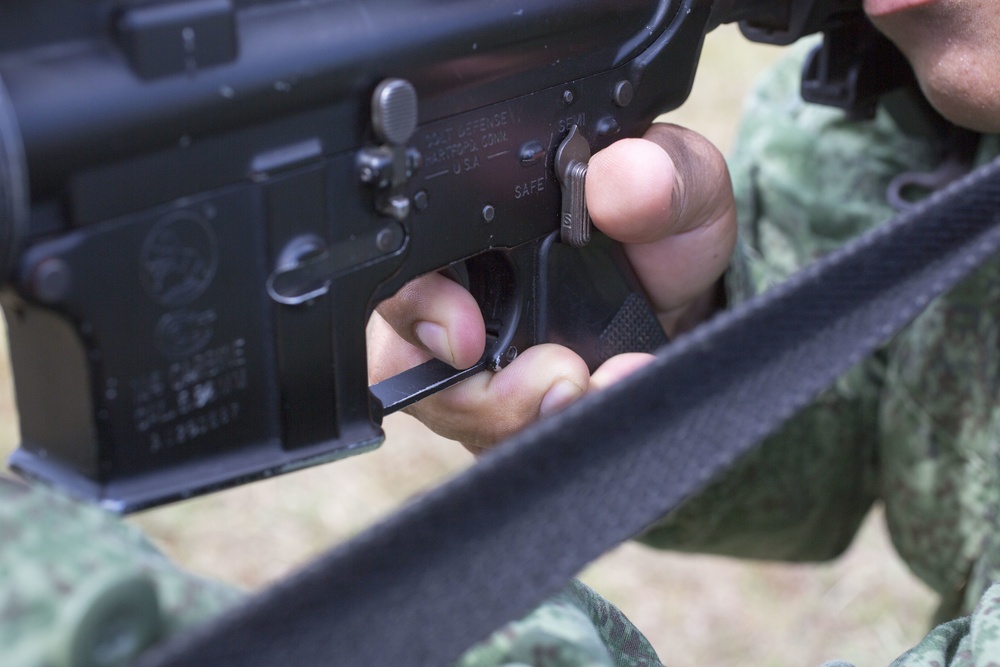 U.S. Marines instruct soldiers with Belize Defence Force in Rifle Marksmanship