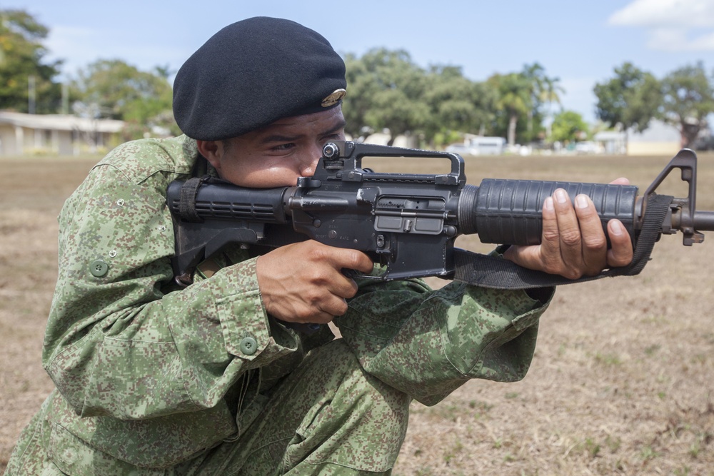 U.S. Marines instruct soldiers with Belize Defence Force in Rifle Marksmanship