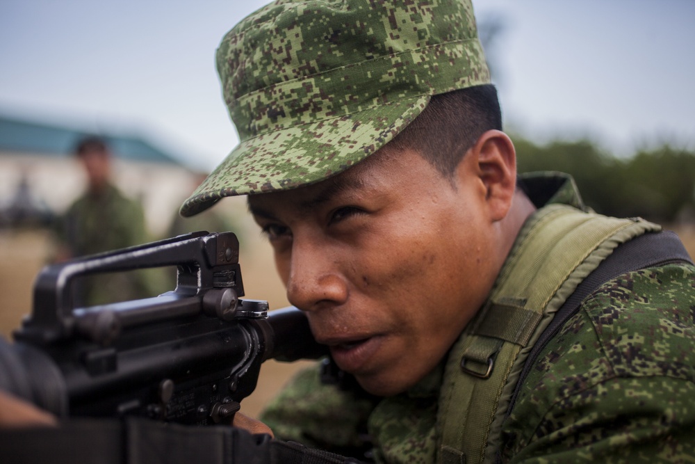 U.S. Marines instruct soldiers with Belize Defence Force in Combat Marksmanship