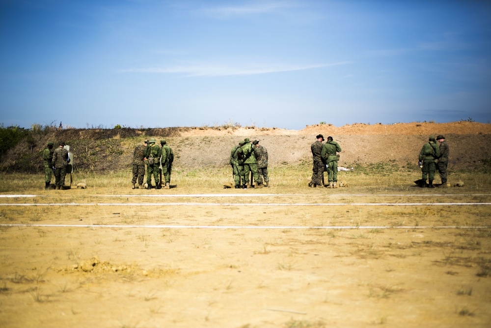 U.S. Marines of SPMAGTF-SC lead Belize Defence Force in Rifle Range