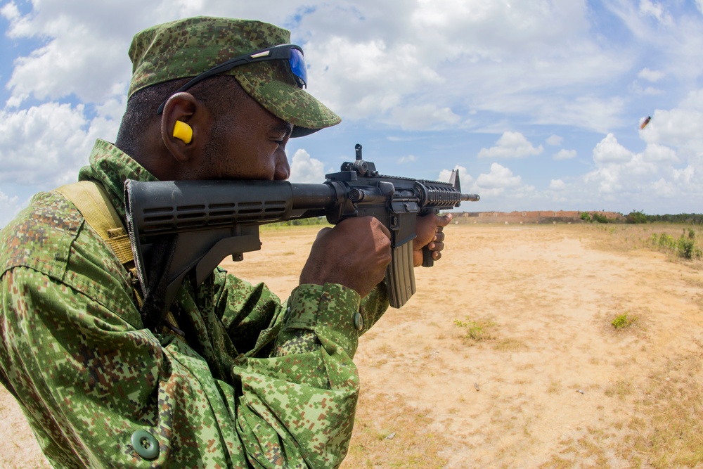 U.S. Marines of SPMAGTF-SC lead Belize Defence Force in Rifle Range